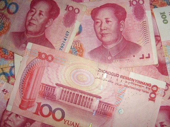 Экономист рассказал, пора ли россиянам менять доллары на юани