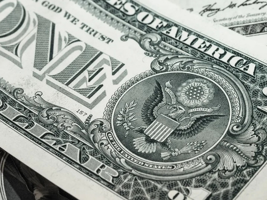"Придется спасать деньги": экономист призвал россиян продавать доллары