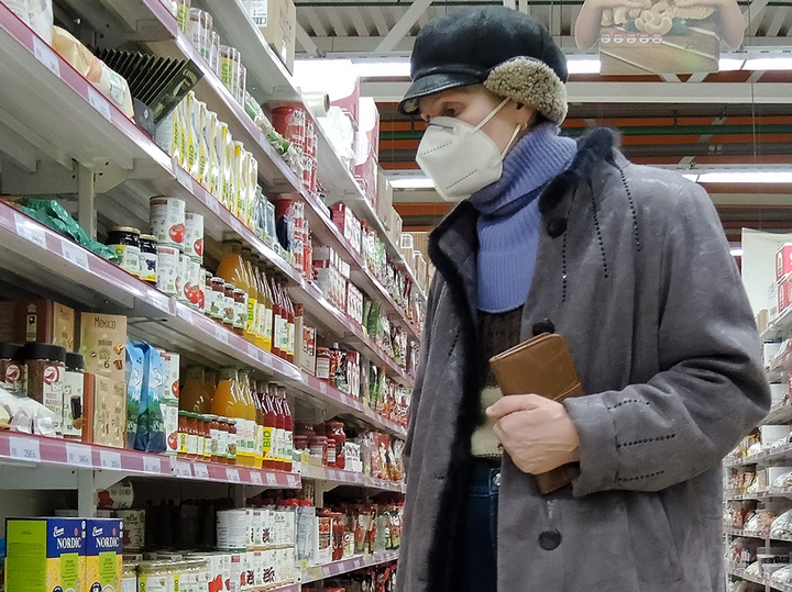 «Смакуем синюю курицу»: россияне рассказали о выживании с ростом цен